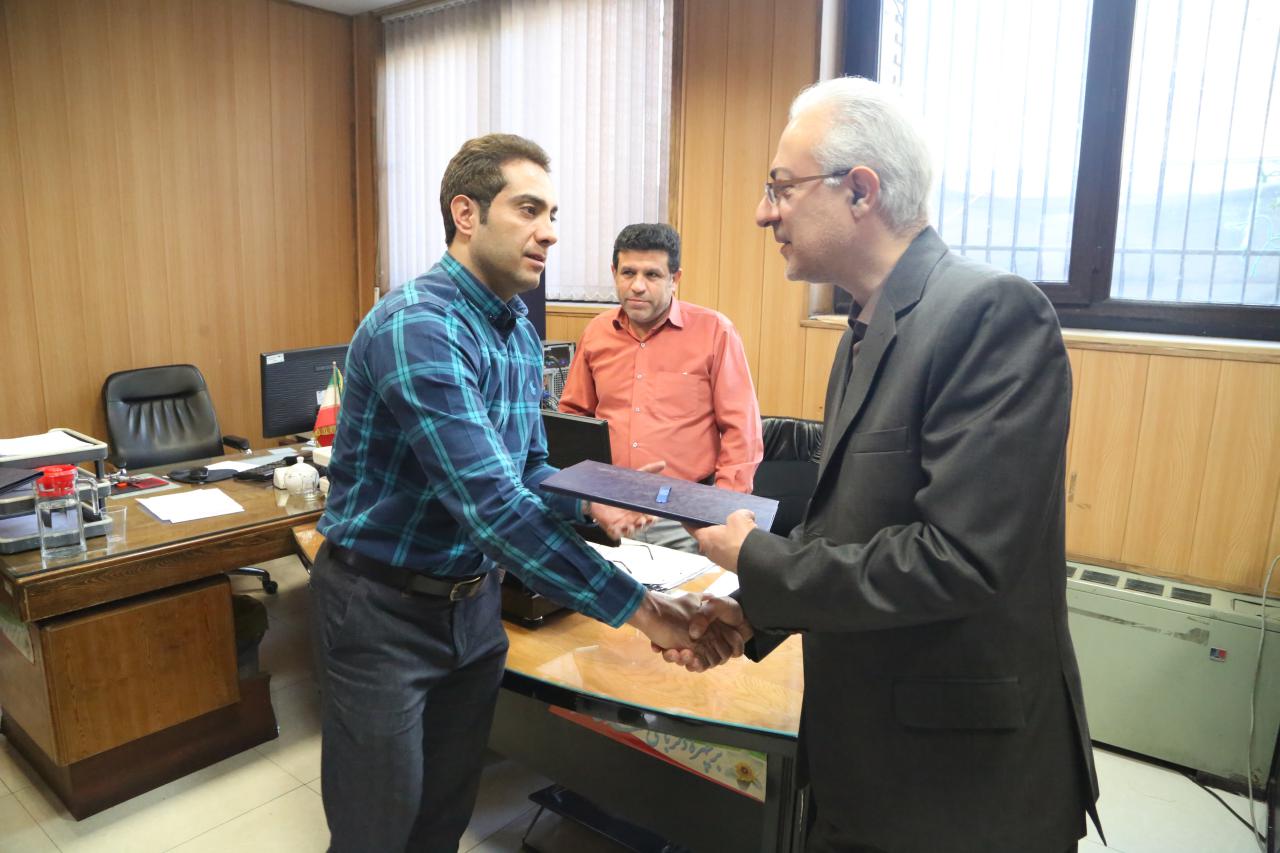 تقدیر مدیر منابع انسانی از دو نفر از کارکنان دبیرخانه مرکزی