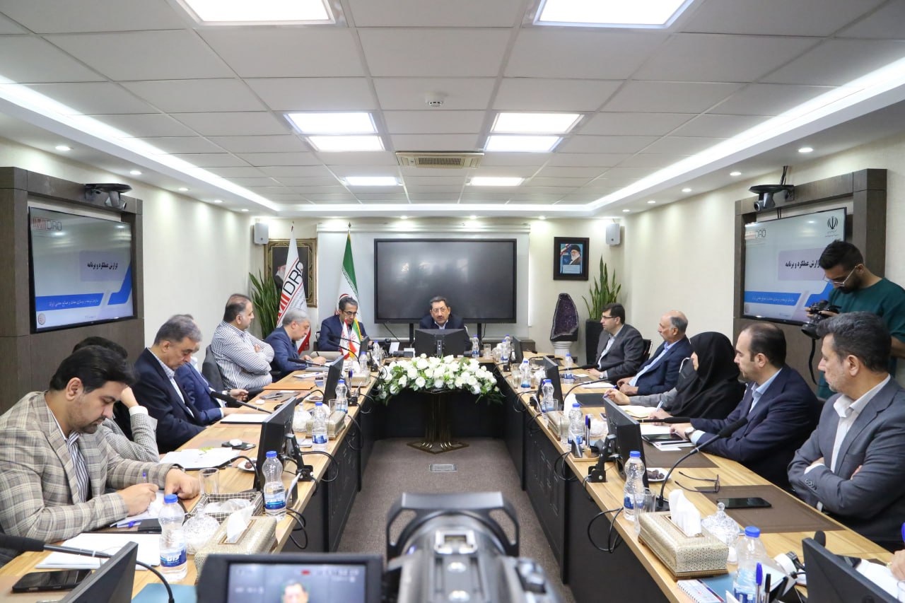 نشست محمد اتابک وزیر صنعت، معدن و تجارت با حضور محمد آقاجانلو رئیس هیات عامل ایمیدرو؛ معاونان و مدیران ایمیدرو و مدیران عامل شرکت های بزرگ معدن و صنایع معدنی در محل ایمیدرو - 1404.02.30