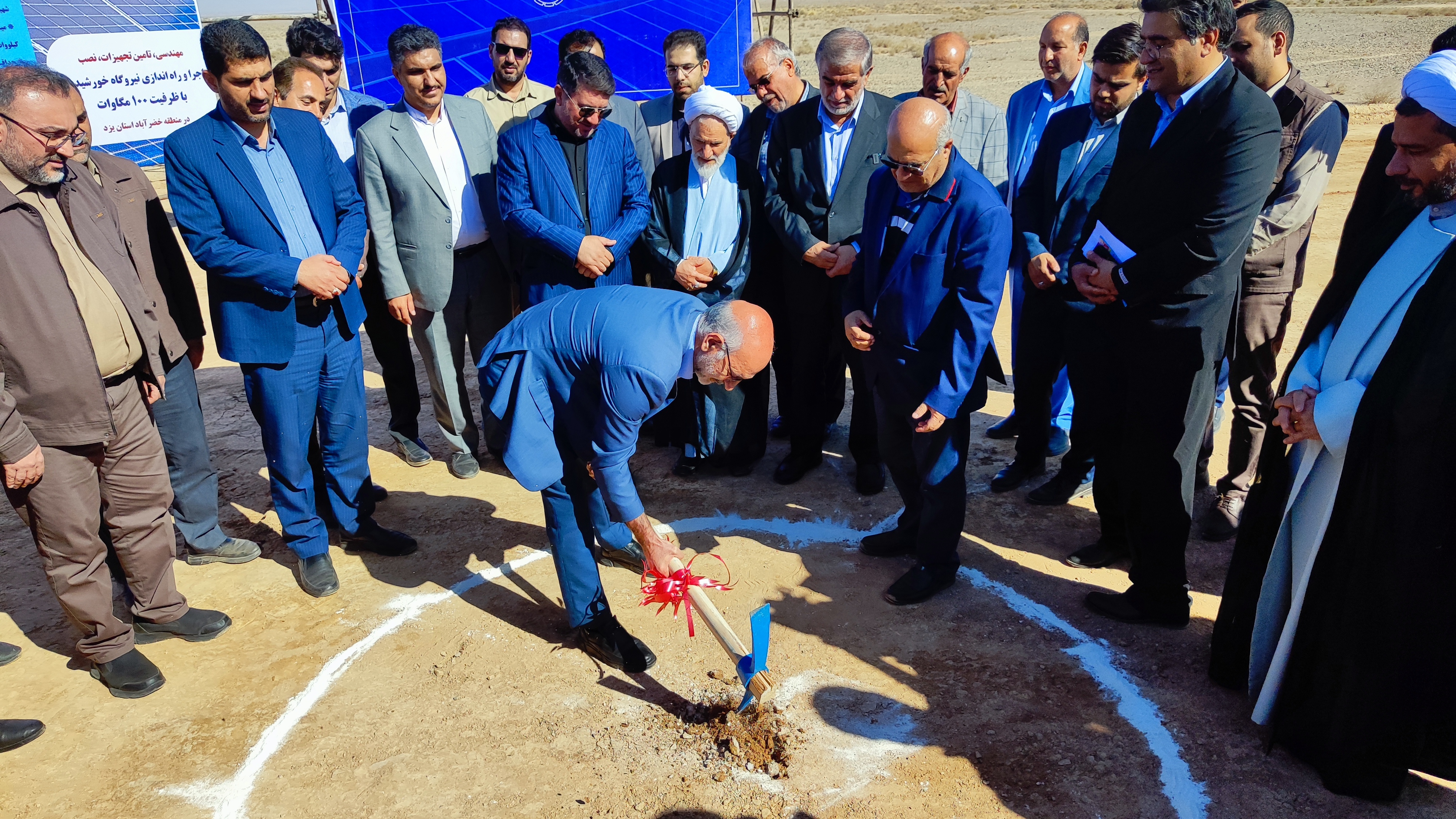 عملیات اجرایی نیروگاه خورشیدی 100 مگاواتی چادرملو آغاز  شد