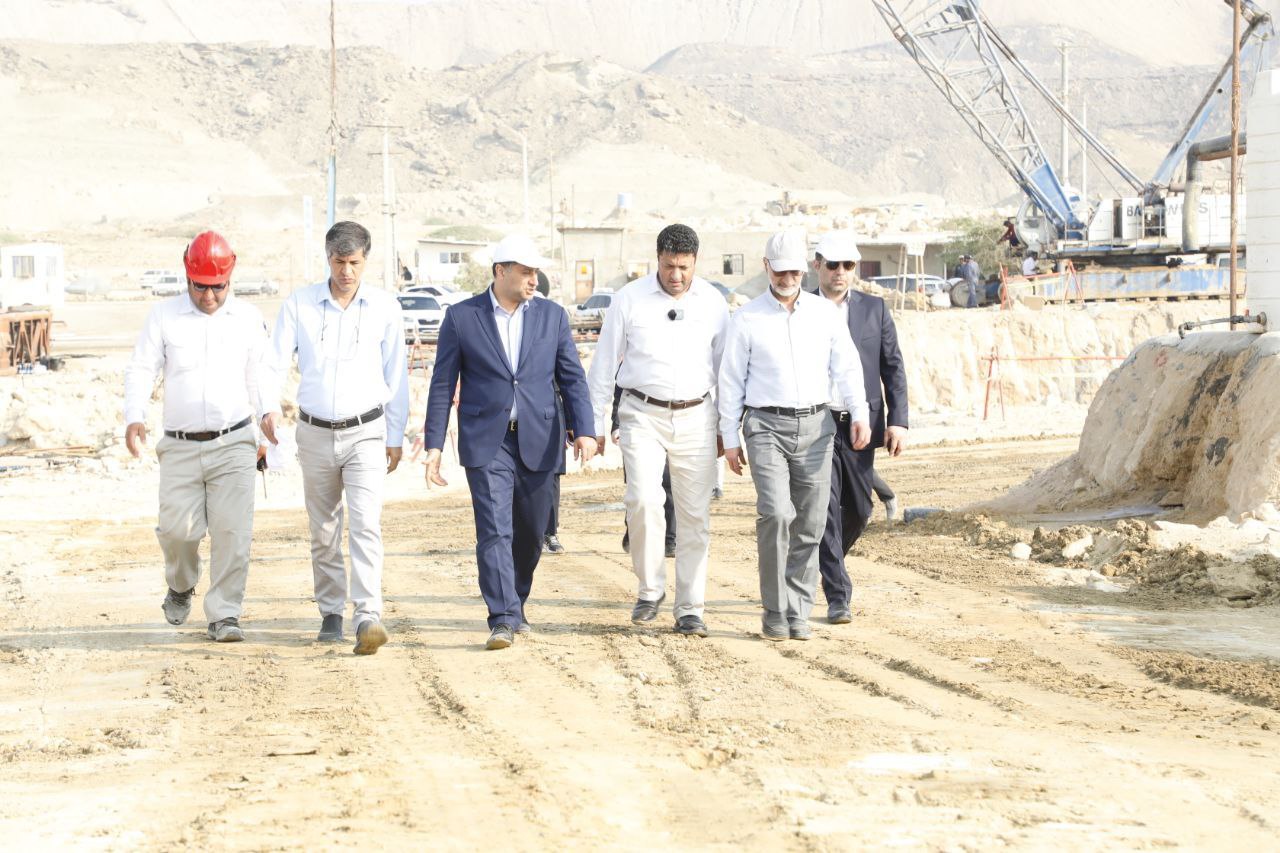 بازدید موثقی نیا از آبگیر و زمین ایستگاه پمپاژ گیشاب خط انتقال آب دریای عمان  